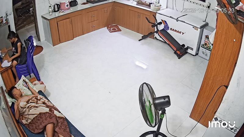 [Clip] Trần nhà đổ sập, 2 hành động thông minh của cậu bé làm 8,6 triệu người xin &quot;nhận một lạy&quot;- Ảnh 1.