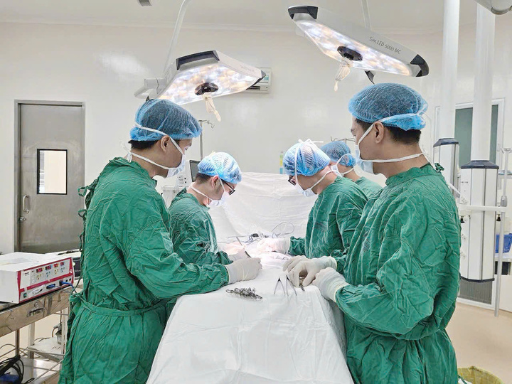 Nam sinh viên thoát hiểm sau ca mổ cắt khối u lớn hiếm gặp trong ngực - Ảnh 1.