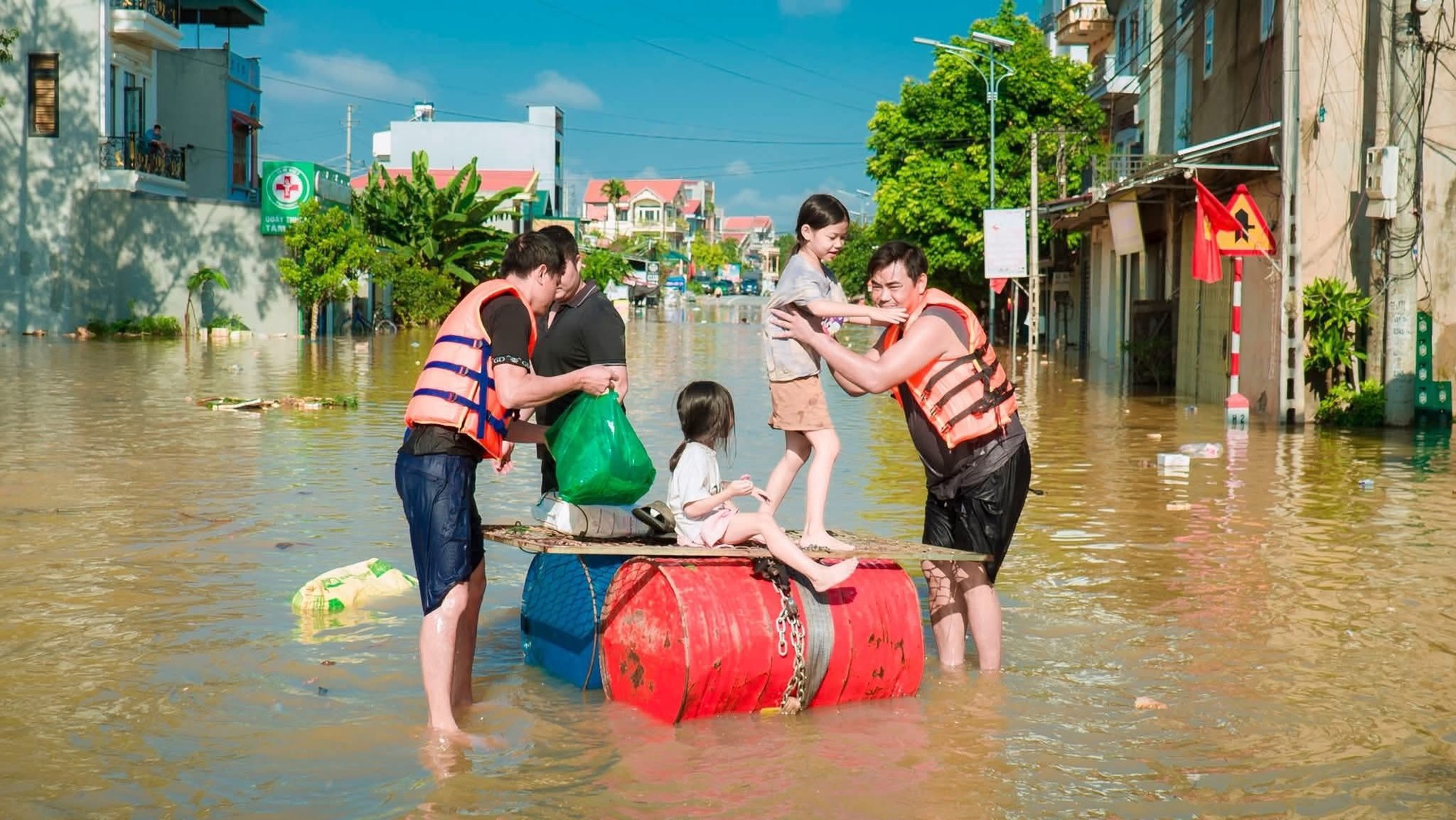 Ngập lụt kinh hoàng ở Tiên Lục Bắc Ninh , người dân sống trên mái nhà - Ảnh 13. Ngập lụt kinh hoàng ở Tiên Lục Bắc Ninh , người dân sống trên mái nhà - Ảnh 13.