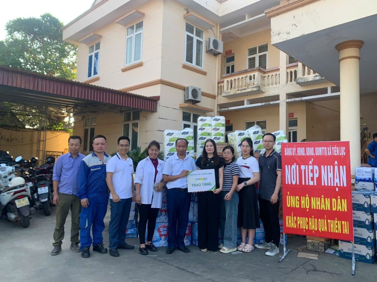 Ngập lụt kinh hoàng ở Tiên Lục Bắc Ninh , người dân sống trên mái nhà - Ảnh 8. Ngập lụt kinh hoàng ở Tiên Lục Bắc Ninh , người dân sống trên mái nhà - Ảnh 8.