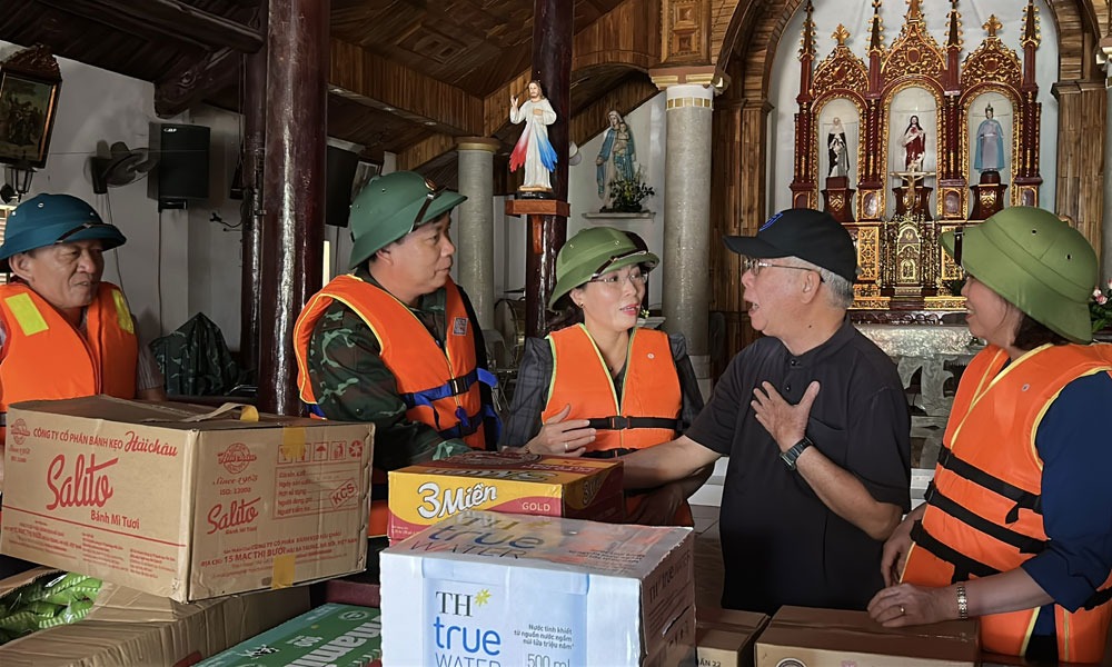 Ngập lụt kinh hoàng ở Tiên Lục Bắc Ninh , người dân sống trên mái nhà - Ảnh 7. Ngập lụt kinh hoàng ở Tiên Lục Bắc Ninh , người dân sống trên mái nhà - Ảnh 7.