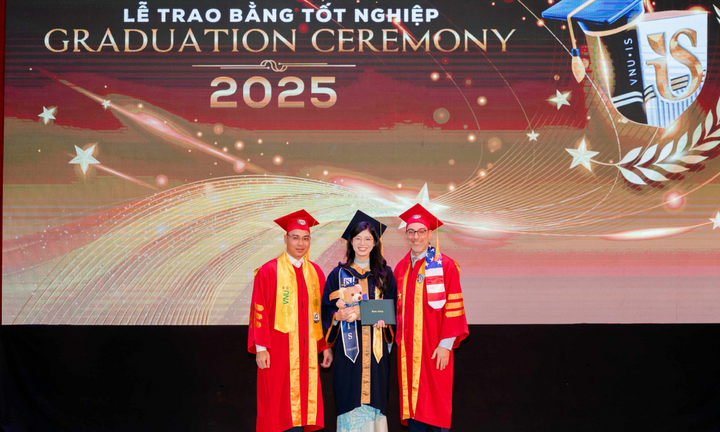Bỏ nghề tiếp viên hàng không, mẹ một con thành thủ khoa đại học - Ảnh 1. Bỏ nghề tiếp viên hàng không, mẹ một con thành thủ khoa đại học - Ảnh 1.