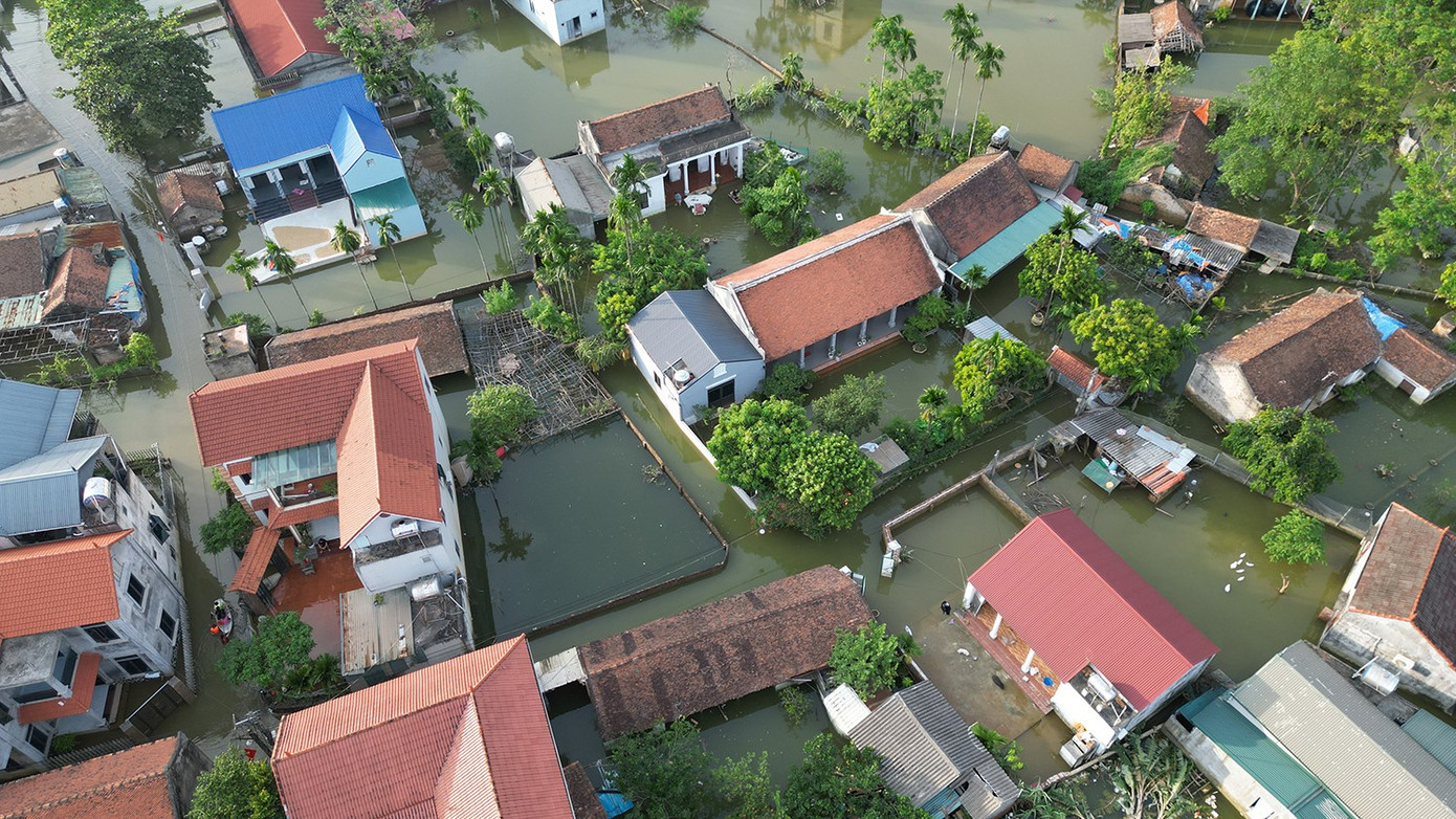 Những ngôi nhà trong biển nước ở ngoại thành Hà Nội - Ảnh 1. Những ngôi nhà trong biển nước ở ngoại thành Hà Nội - Ảnh 1.