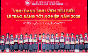 Bỏ nghề tiếp viên hàng không, mẹ một con thành thủ khoa đại học - Ảnh 6. Bỏ nghề tiếp viên hàng không, mẹ một con thành thủ khoa đại học - Ảnh 6.