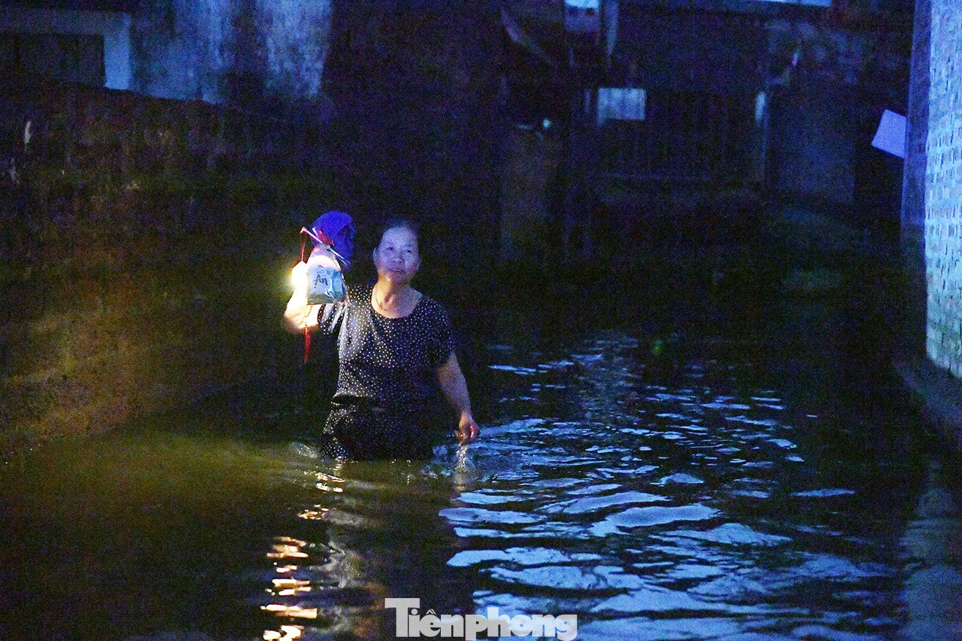 Những ngôi nhà trong biển nước ở ngoại thành Hà Nội - Ảnh 15. Những ngôi nhà trong biển nước ở ngoại thành Hà Nội - Ảnh 15.