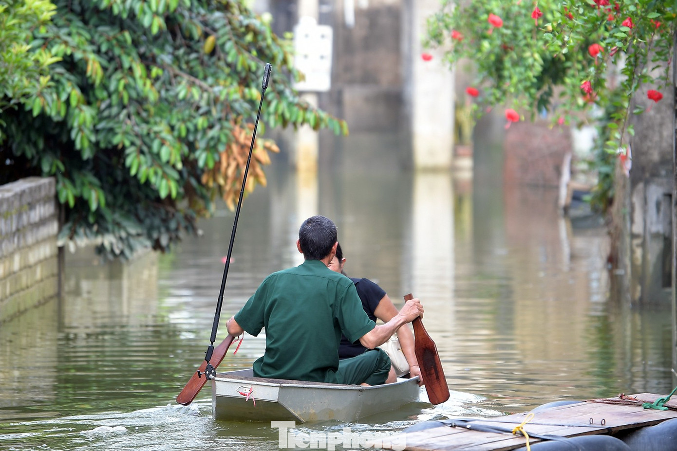 Những ngôi nhà trong biển nước ở ngoại thành Hà Nội - Ảnh 8. Những ngôi nhà trong biển nước ở ngoại thành Hà Nội - Ảnh 8.