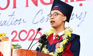Bỏ nghề tiếp viên hàng không, mẹ một con thành thủ khoa đại học - Ảnh 8. Bỏ nghề tiếp viên hàng không, mẹ một con thành thủ khoa đại học - Ảnh 8.