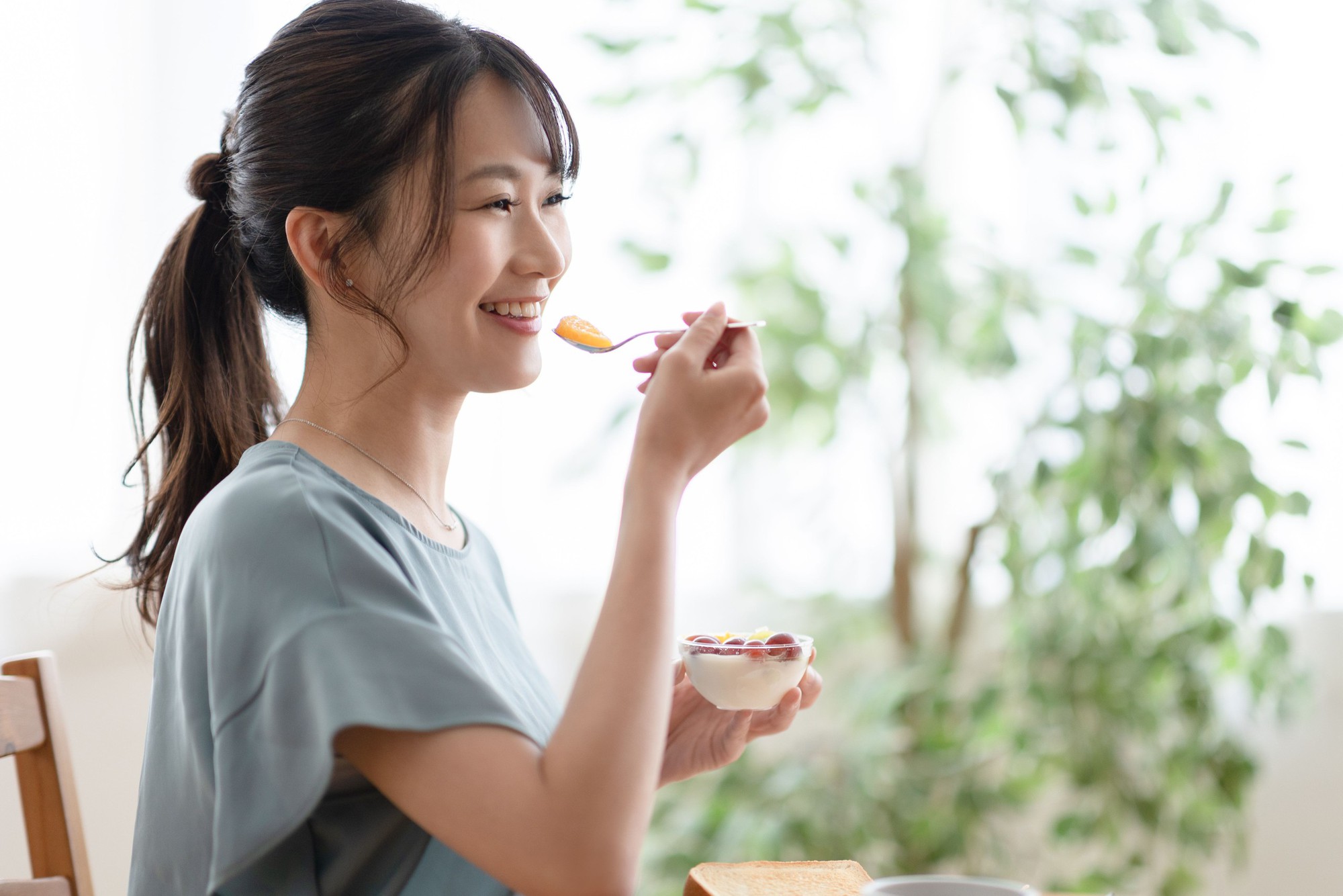 woman-eating-breakfast-in-the-living-room-royalty-free-image-1746420537-1760111025377255795654-1760149434997-17601494391481283009459.jpg