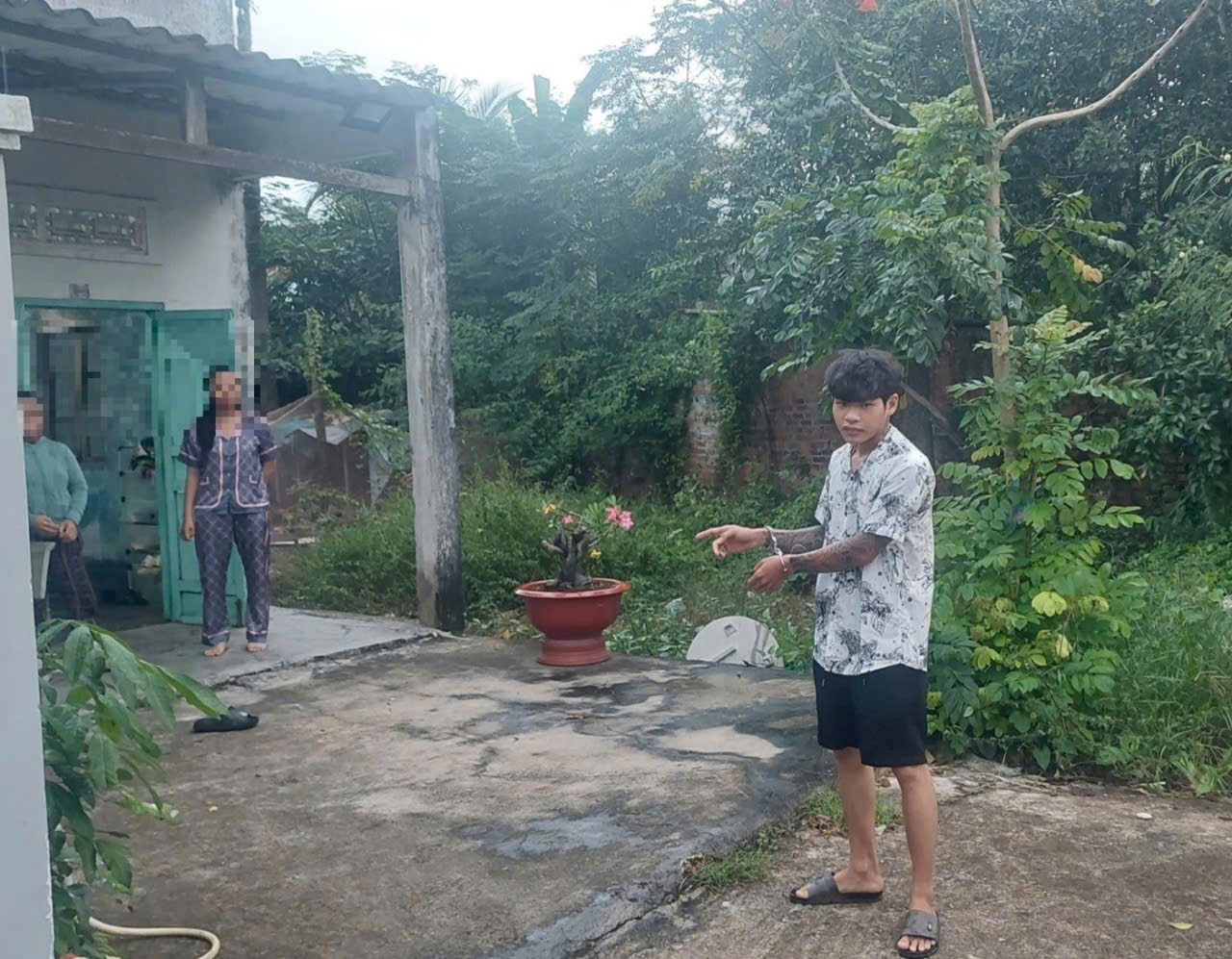 D&ugrave;ng khăn tr&ugrave;m mặt, tr&oacute;i em họ cướp v&agrave;ng rồi bỏ trốn - Ảnh 1.