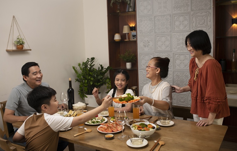Tưởng con dâu sống khổ sở, mẹ chồng về ở cùng thì ngỡ ngàng vì phong cách &quot;không để hàng quán kiếm được một xu&quot;- Ảnh 2.