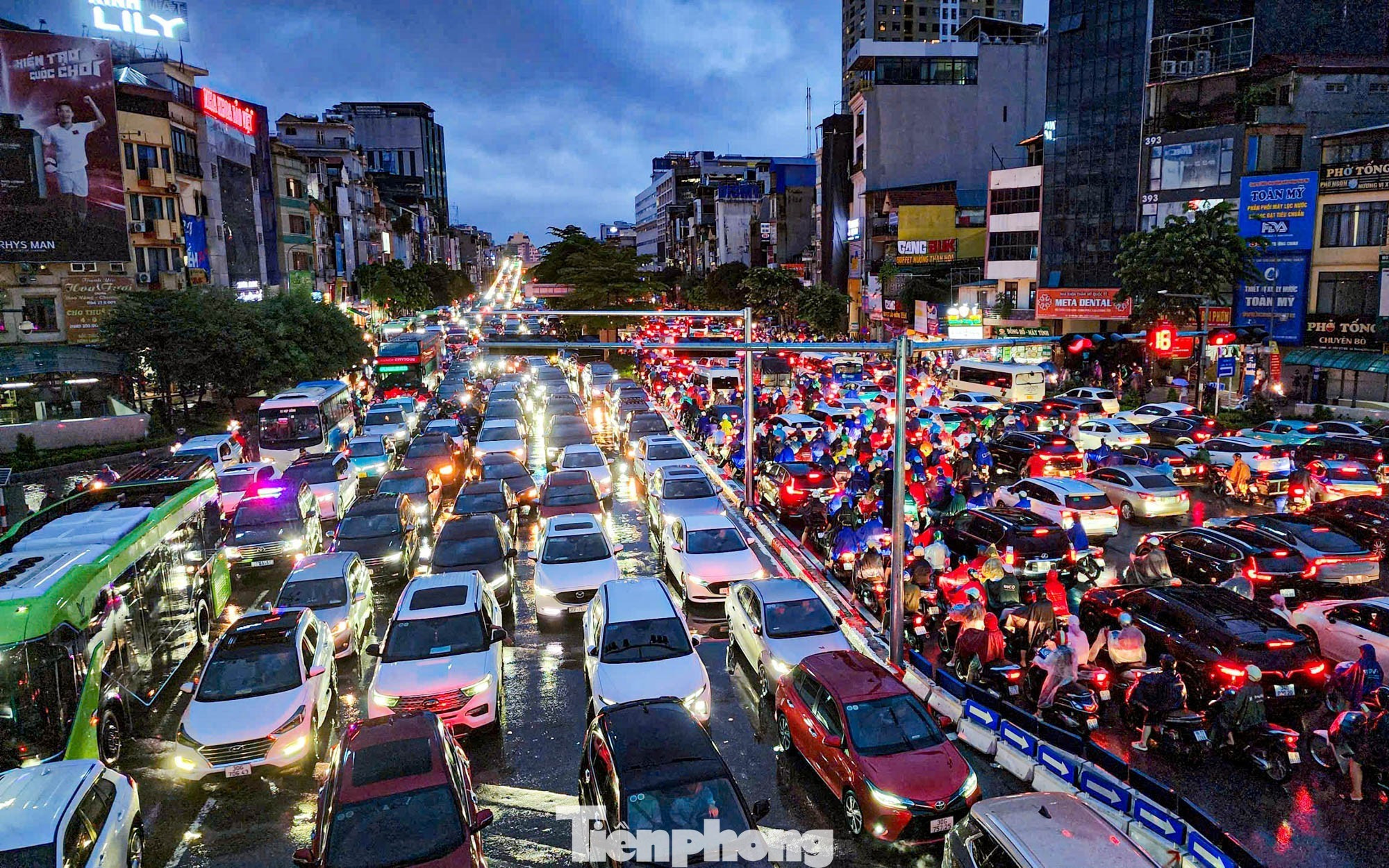 Vì sao Hà Nội bị 'nhấn chìm' sau trận mưa lớn? - Ảnh 2.