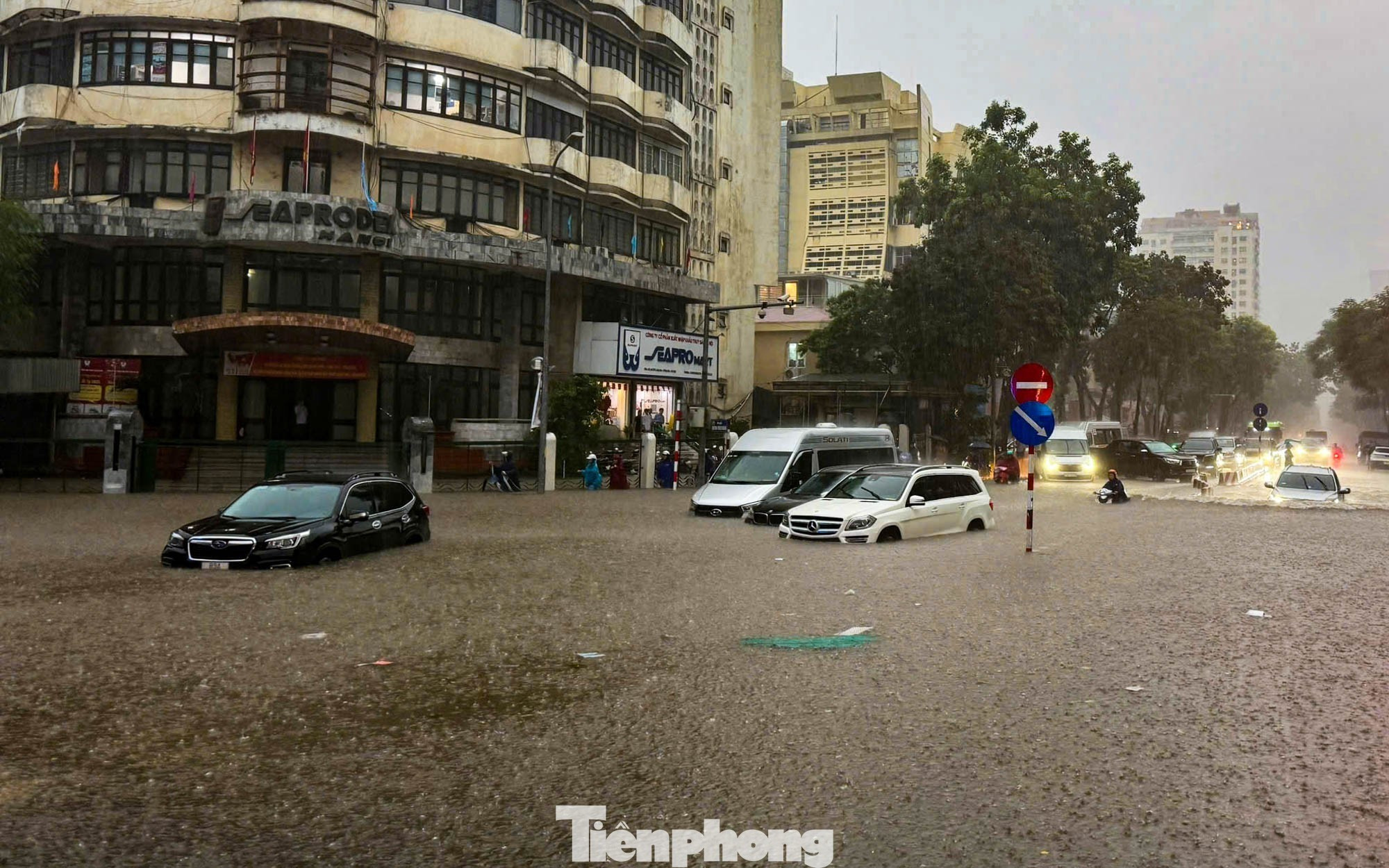 Vì sao Hà Nội bị 'nhấn chìm' sau trận mưa lớn? - Ảnh 3.