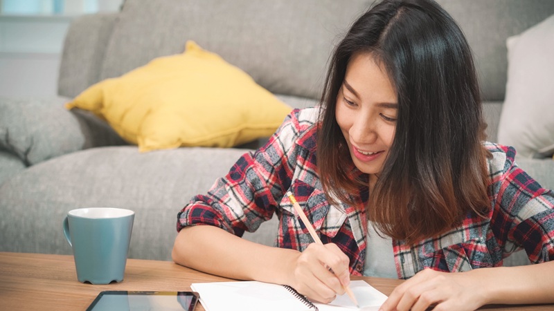 Tưởng con dâu sống khổ sở, mẹ chồng về ở cùng thì ngỡ ngàng vì phong cách &quot;không để hàng quán kiếm được một xu&quot;- Ảnh 1.