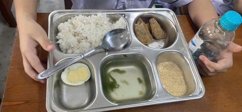Yêu cầu kiểm điểm vụ bữa ăn ‘đạm bạc’ của học sinh gây xôn xao dư luận - Ảnh 1.