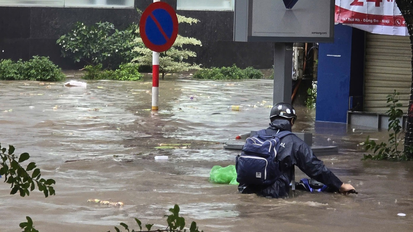Vì sao Hà Nội bị 'nhấn chìm' sau trận mưa lớn? - Ảnh 1.