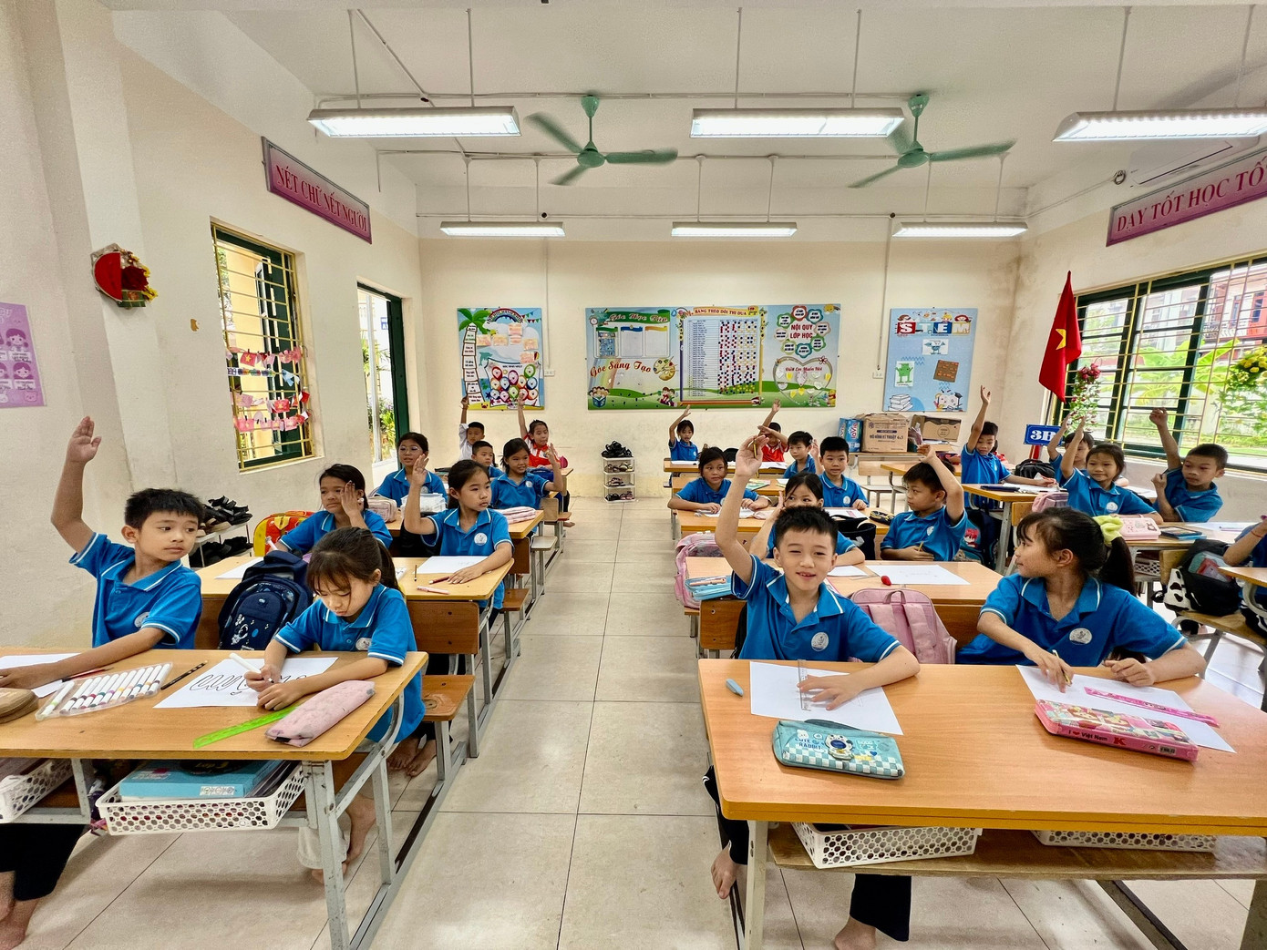 Hà Nội: Nhiều học sinh vẫn phải dùng thuyền đi học - Ảnh 3.