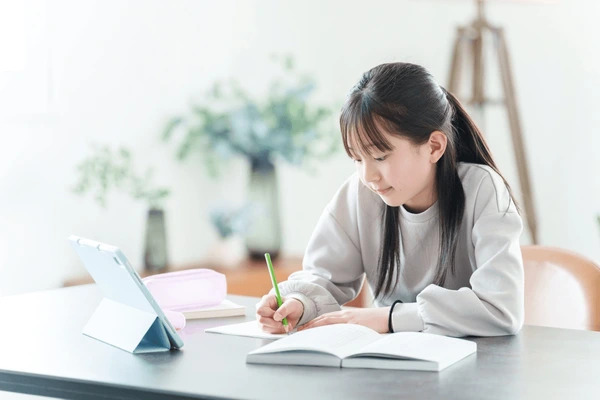 Nhìn những học sinh đỗ ĐH top 1, phát hiện ra: Đa phần trẻ thành công bắt nguồn từ 3 hành động &quot;lạnh lùng&quot; này của bố mẹ - Ảnh 3.