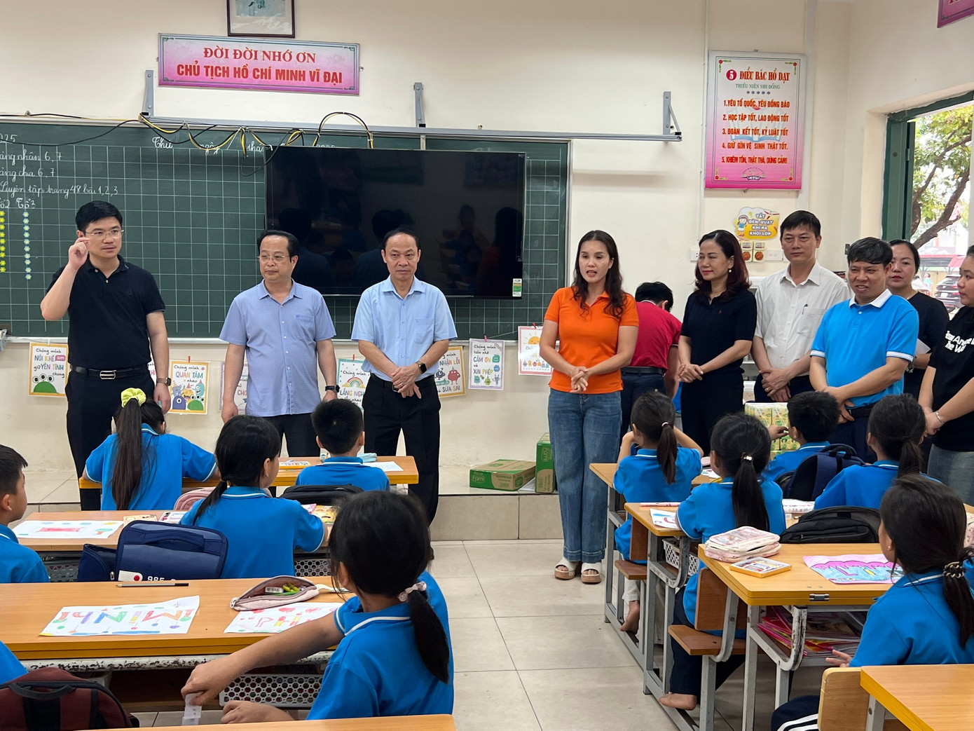 Hà Nội: Nhiều học sinh vẫn phải dùng thuyền đi học - Ảnh 5.