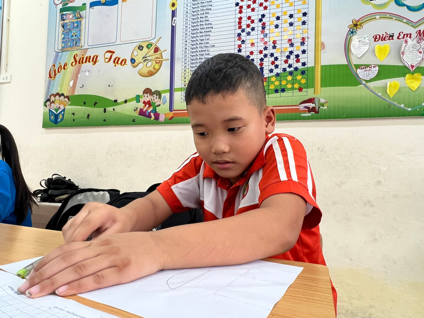 Hà Nội: Nhiều học sinh vẫn phải dùng thuyền đi học - Ảnh 1.