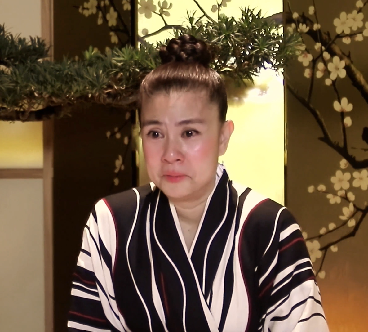 Diễn viên Việt ly hôn đại gia ngàn tỷ, phải đi bày mâm cúng cô hồn thuê, giờ sở hữu 2 nhà hàng sang trọng - Ảnh 2.