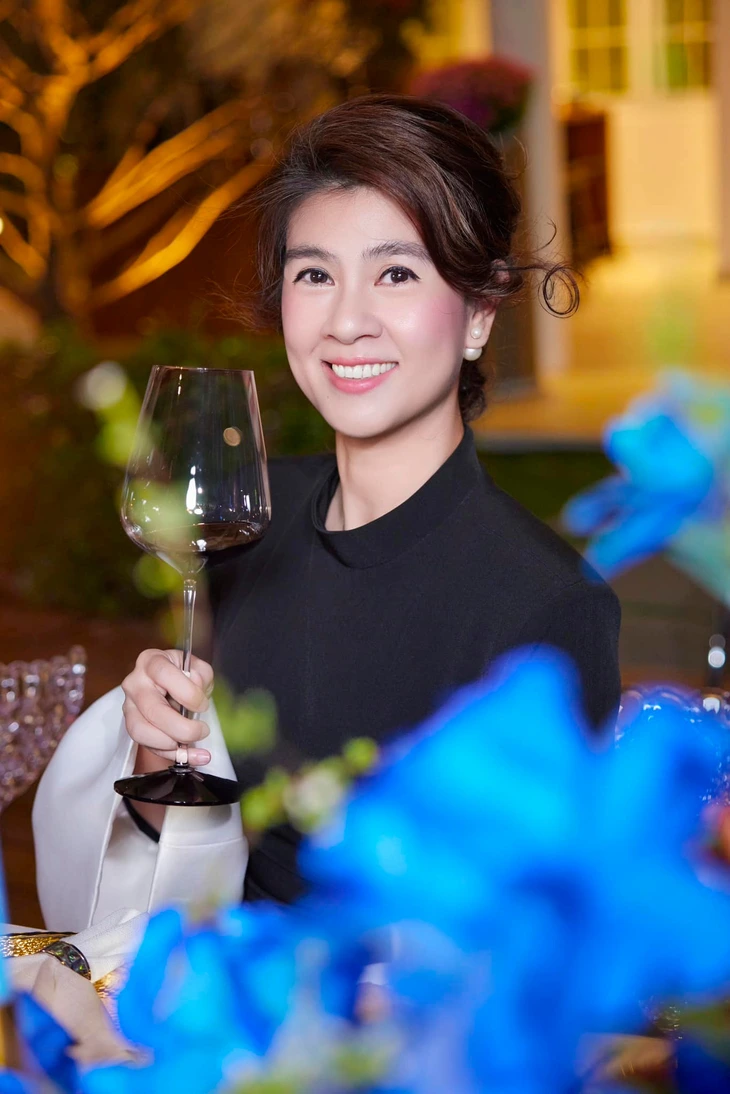 Diễn viên Việt ly hôn đại gia ngàn tỷ, phải đi bày mâm cúng cô hồn thuê, giờ sở hữu 2 nhà hàng sang trọng - Ảnh 1.