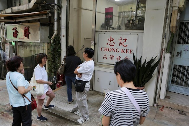Giá vàng phá đỉnh: Người Hồng Kông (Trung Quốc) bán tháo, khách Úc xếp hàng mua - Ảnh 1.
