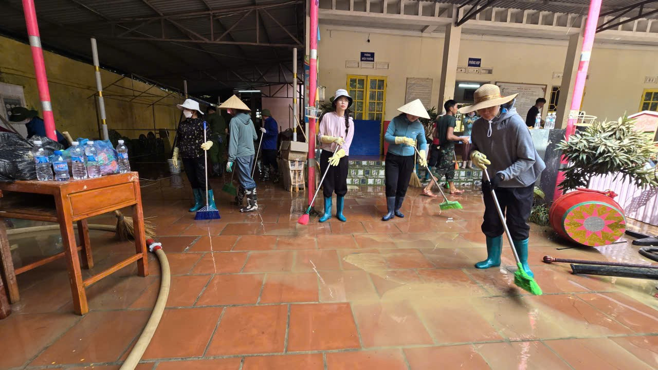Nhiều trường mầm non ở Thái Nguyên tan hoang, bùn đất phủ kín sau bão lũ - Ảnh 22.