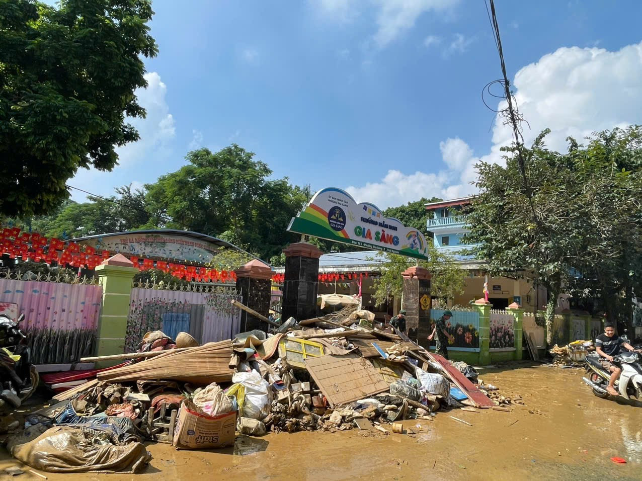 Nhiều trường mầm non ở Thái Nguyên tan hoang, bùn đất phủ kín sau bão lũ - Ảnh 1.