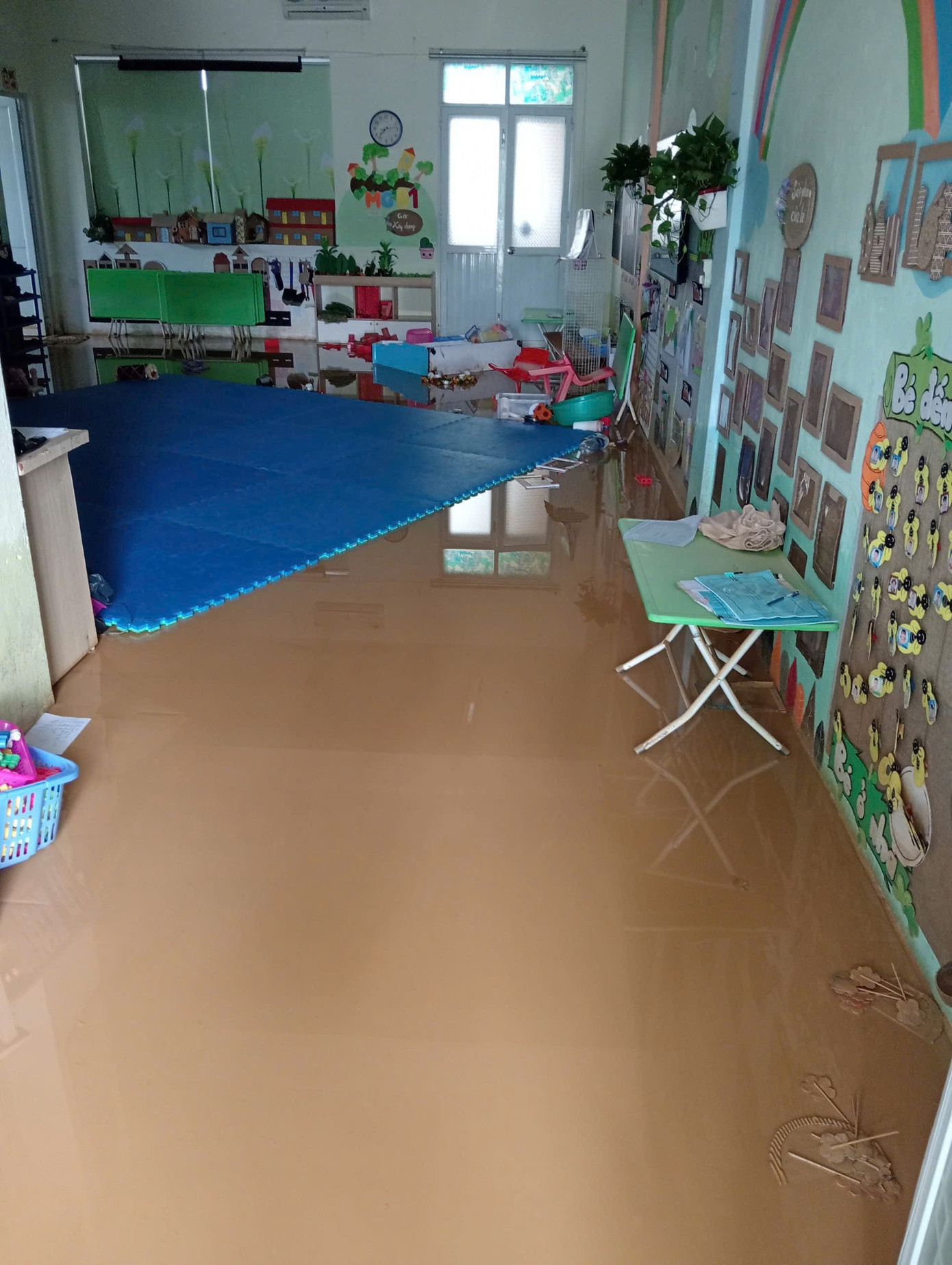 Nhiều trường mầm non ở Thái Nguyên tan hoang, bùn đất phủ kín sau bão lũ - Ảnh 17.