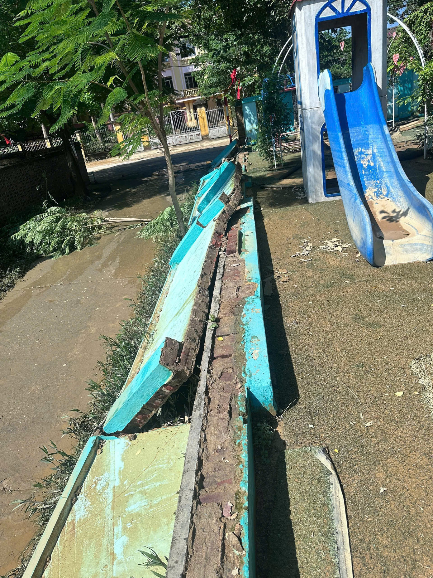 Nhiều trường mầm non ở Thái Nguyên tan hoang, bùn đất phủ kín sau bão lũ - Ảnh 18.