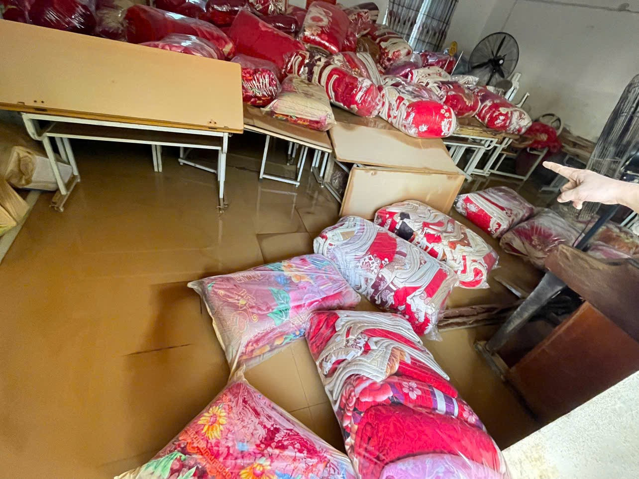 Nhiều trường mầm non ở Thái Nguyên tan hoang, bùn đất phủ kín sau bão lũ - Ảnh 10.