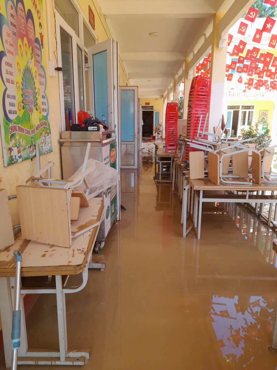 Nhiều trường mầm non ở Thái Nguyên tan hoang, bùn đất phủ kín sau bão lũ - Ảnh 14.