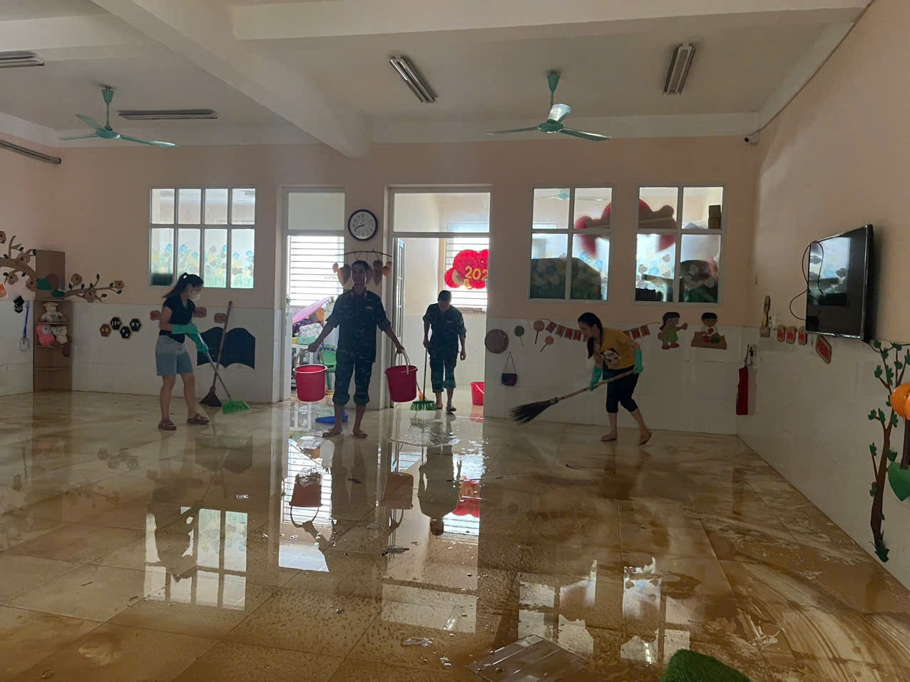Nhiều trường mầm non ở Thái Nguyên tan hoang, bùn đất phủ kín sau bão lũ - Ảnh 20.