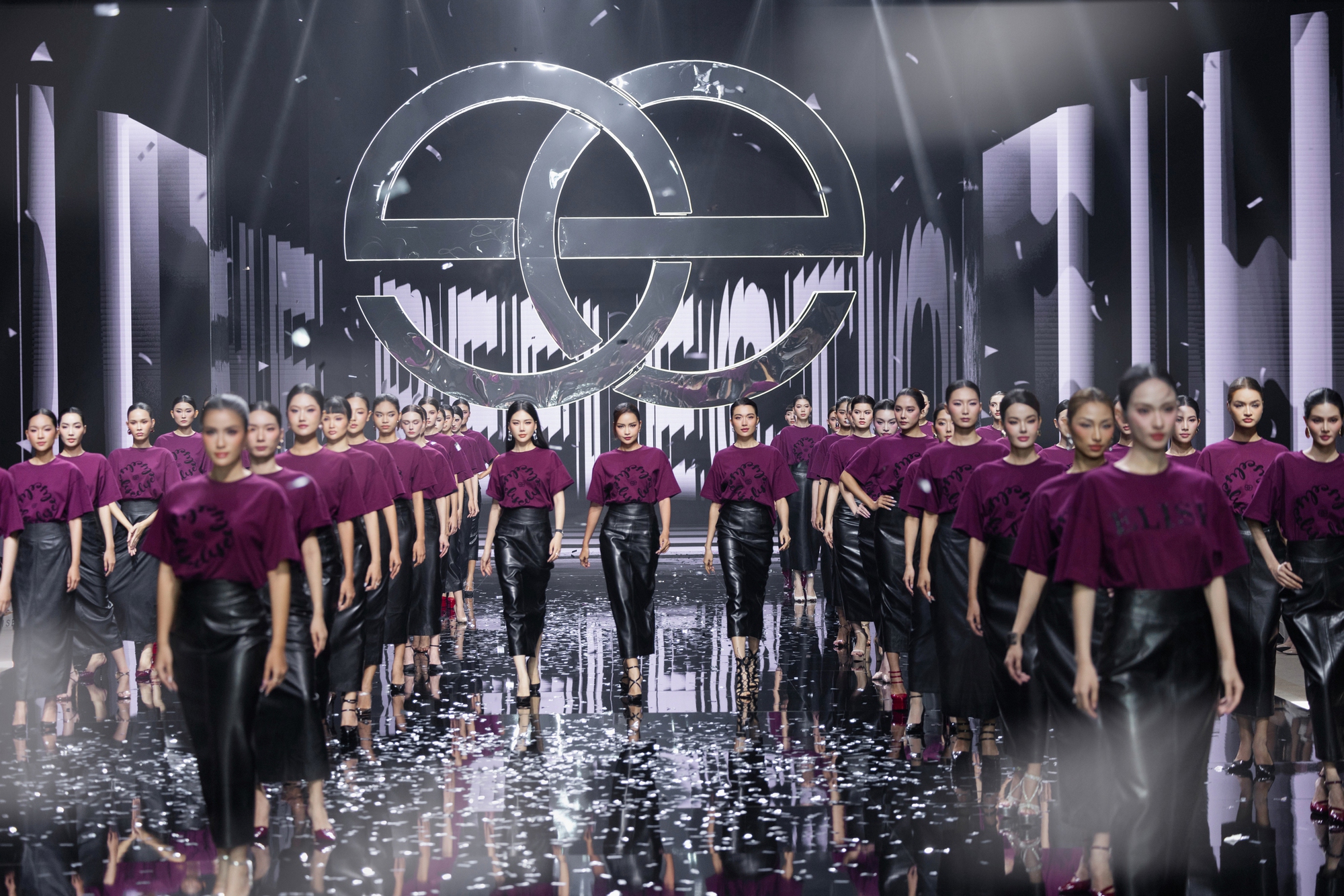 Show diễn khởi động mùa Thu/Đông 2025: Lâu lắm rồi mới thấy HH Ngọc Châu trên sàn catwalk, đã vậy còn sexy cỡ này- Ảnh 25.
