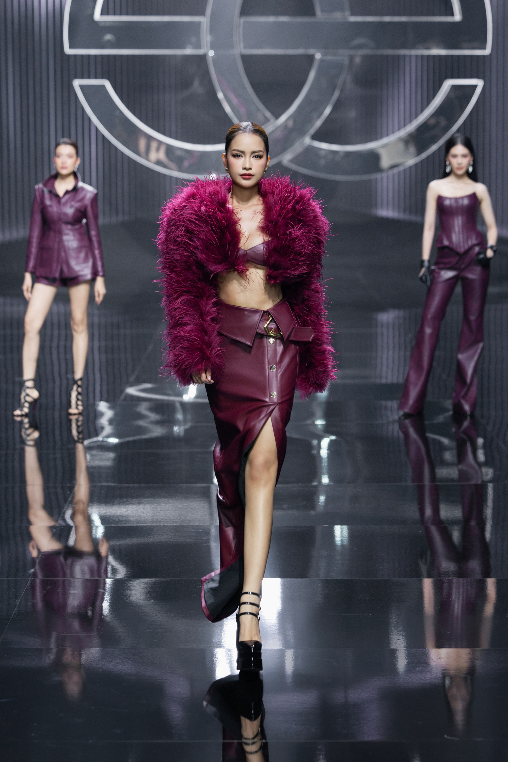 Show diễn khởi động mùa Thu/Đông 2025: Lâu lắm rồi mới thấy HH Ngọc Châu trên sàn catwalk, đã vậy còn sexy cỡ này- Ảnh 13.
