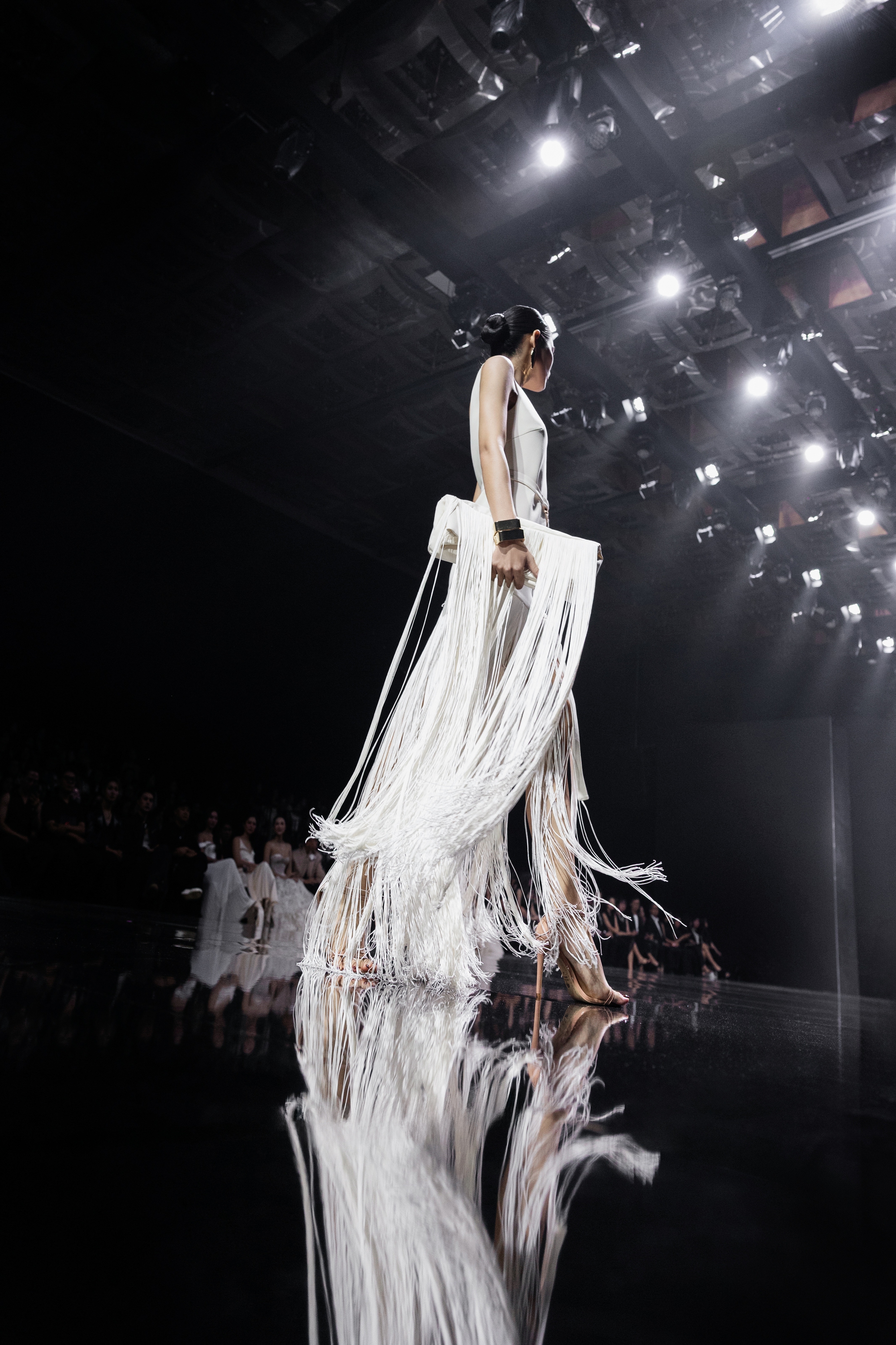 Show diễn khởi động mùa Thu/Đông 2025: Lâu lắm rồi mới thấy HH Ngọc Châu trên sàn catwalk, đã vậy còn sexy cỡ này- Ảnh 10.