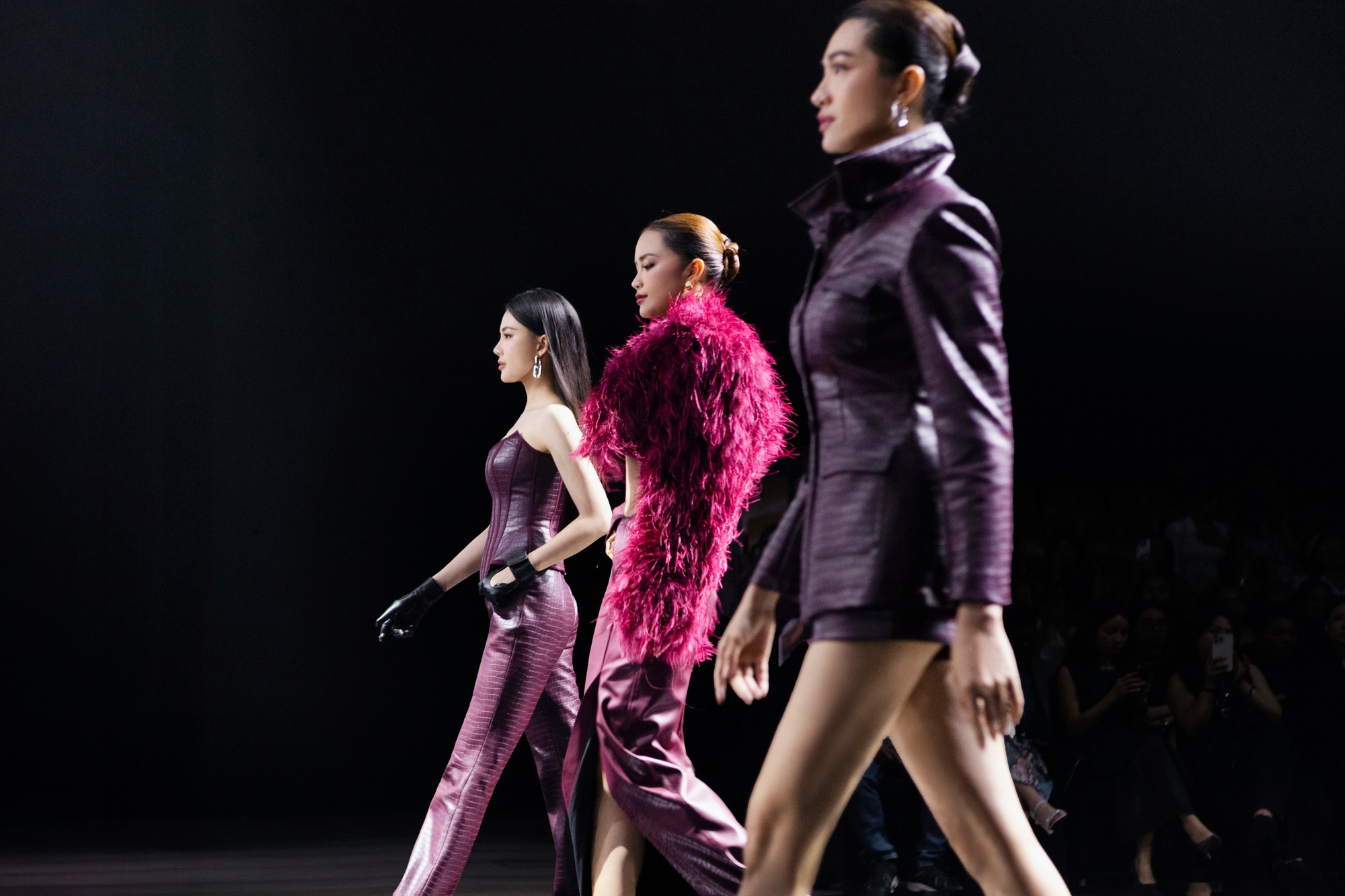 Show diễn khởi động mùa Thu/Đông 2025: Lâu lắm rồi mới thấy HH Ngọc Châu trên sàn catwalk, đã vậy còn sexy cỡ này- Ảnh 17.
