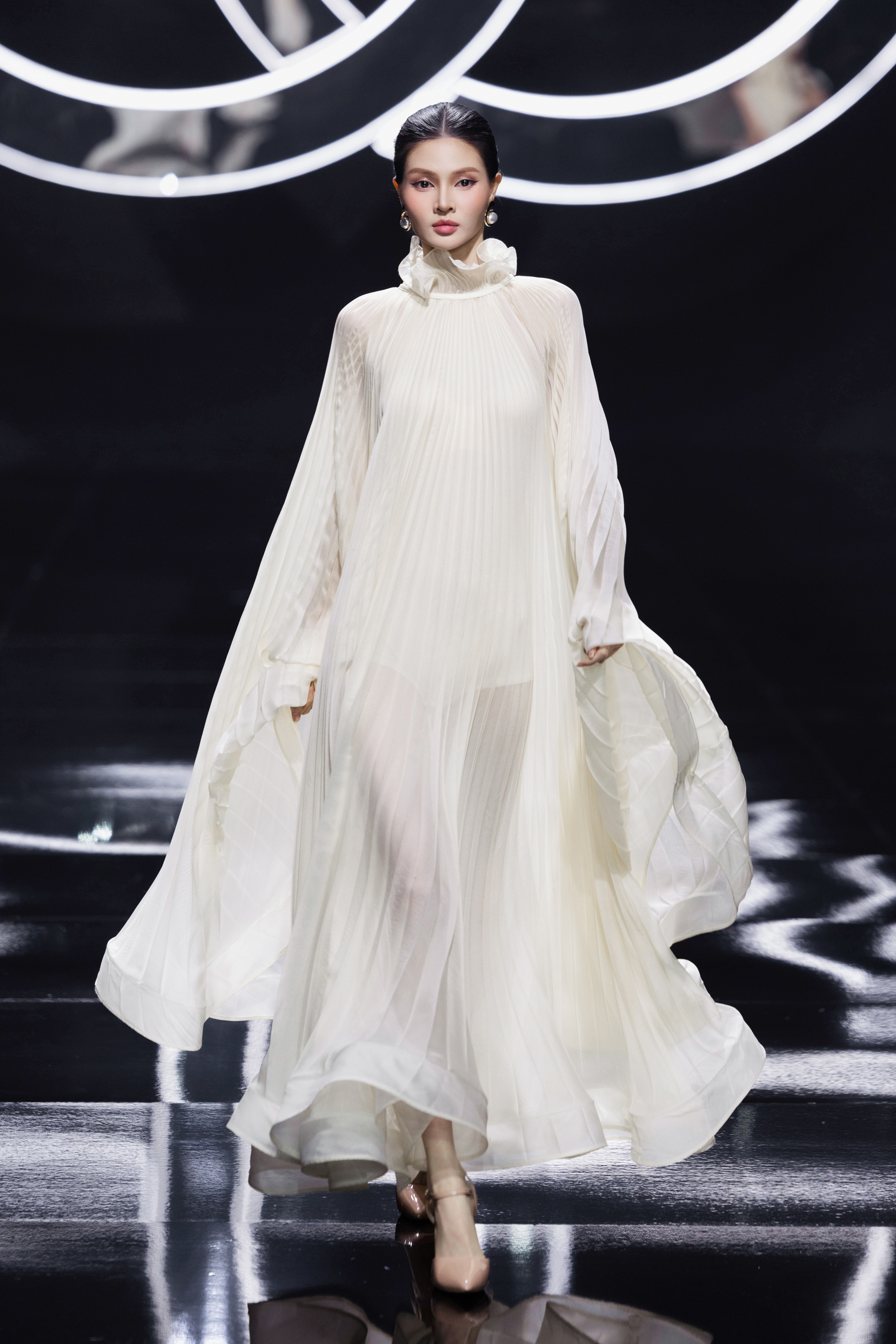 Show diễn khởi động mùa Thu/Đông 2025: Lâu lắm rồi mới thấy HH Ngọc Châu trên sàn catwalk, đã vậy còn sexy cỡ này- Ảnh 12.