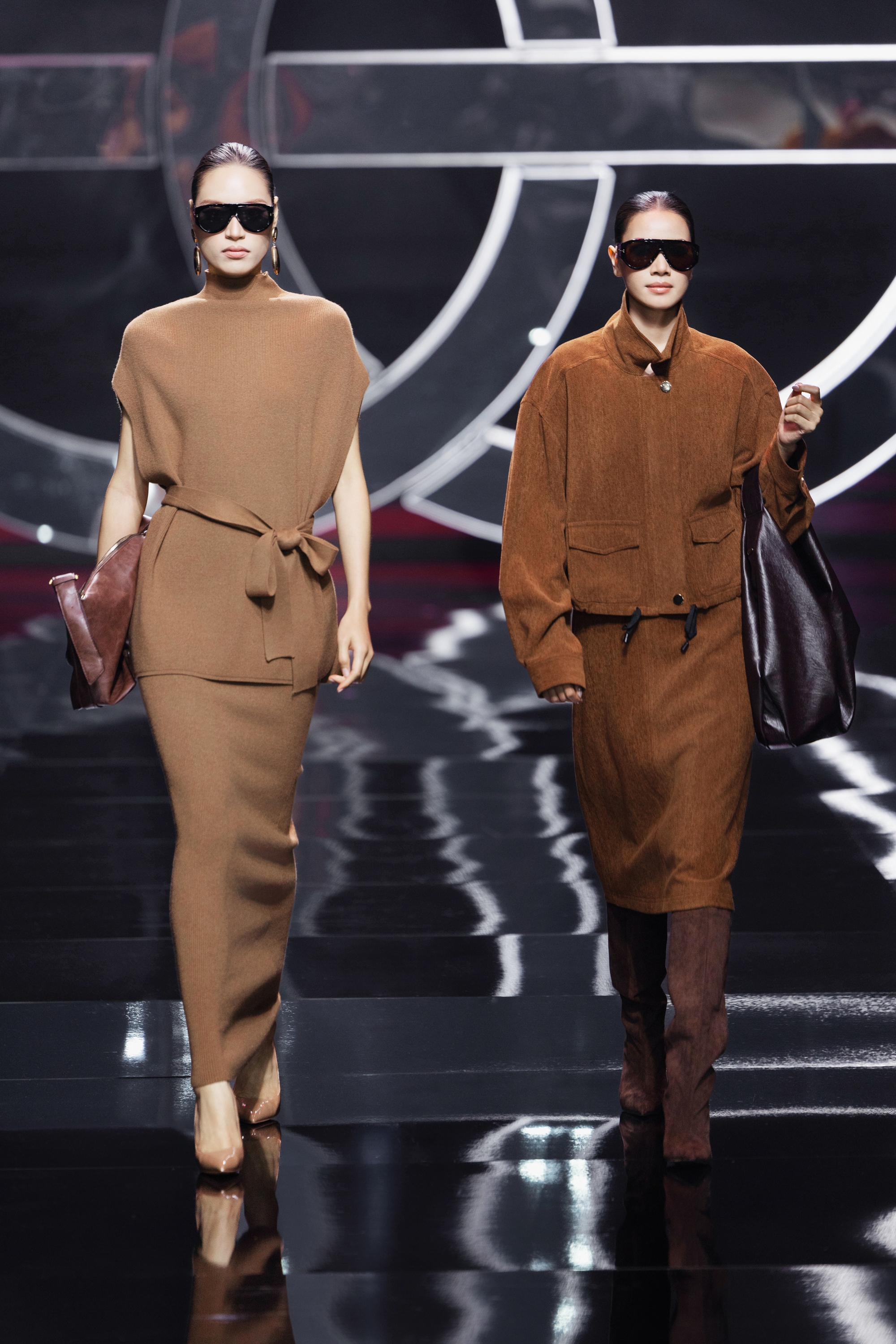 Show diễn khởi động mùa Thu/Đông 2025: Lâu lắm rồi mới thấy HH Ngọc Châu trên sàn catwalk, đã vậy còn sexy cỡ này- Ảnh 20.