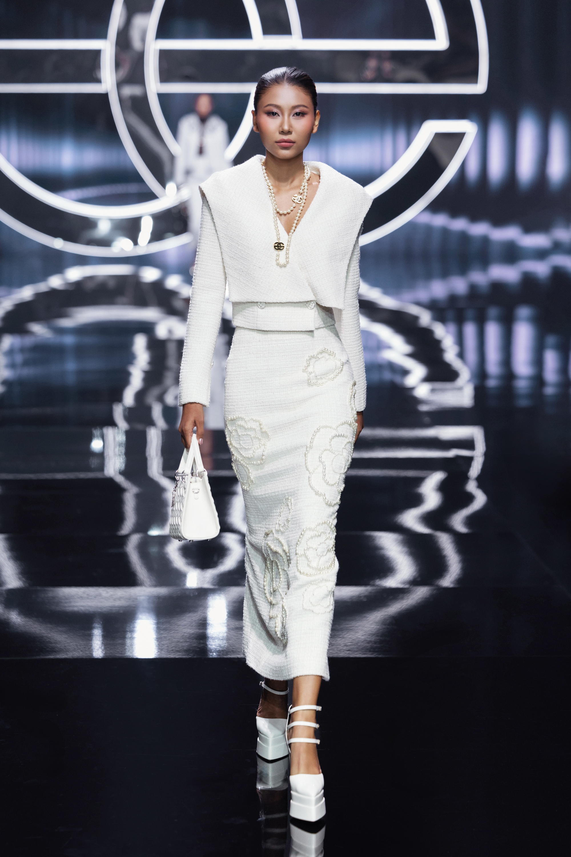 Show diễn khởi động mùa Thu/Đông 2025: Lâu lắm rồi mới thấy HH Ngọc Châu trên sàn catwalk, đã vậy còn sexy cỡ này- Ảnh 11.