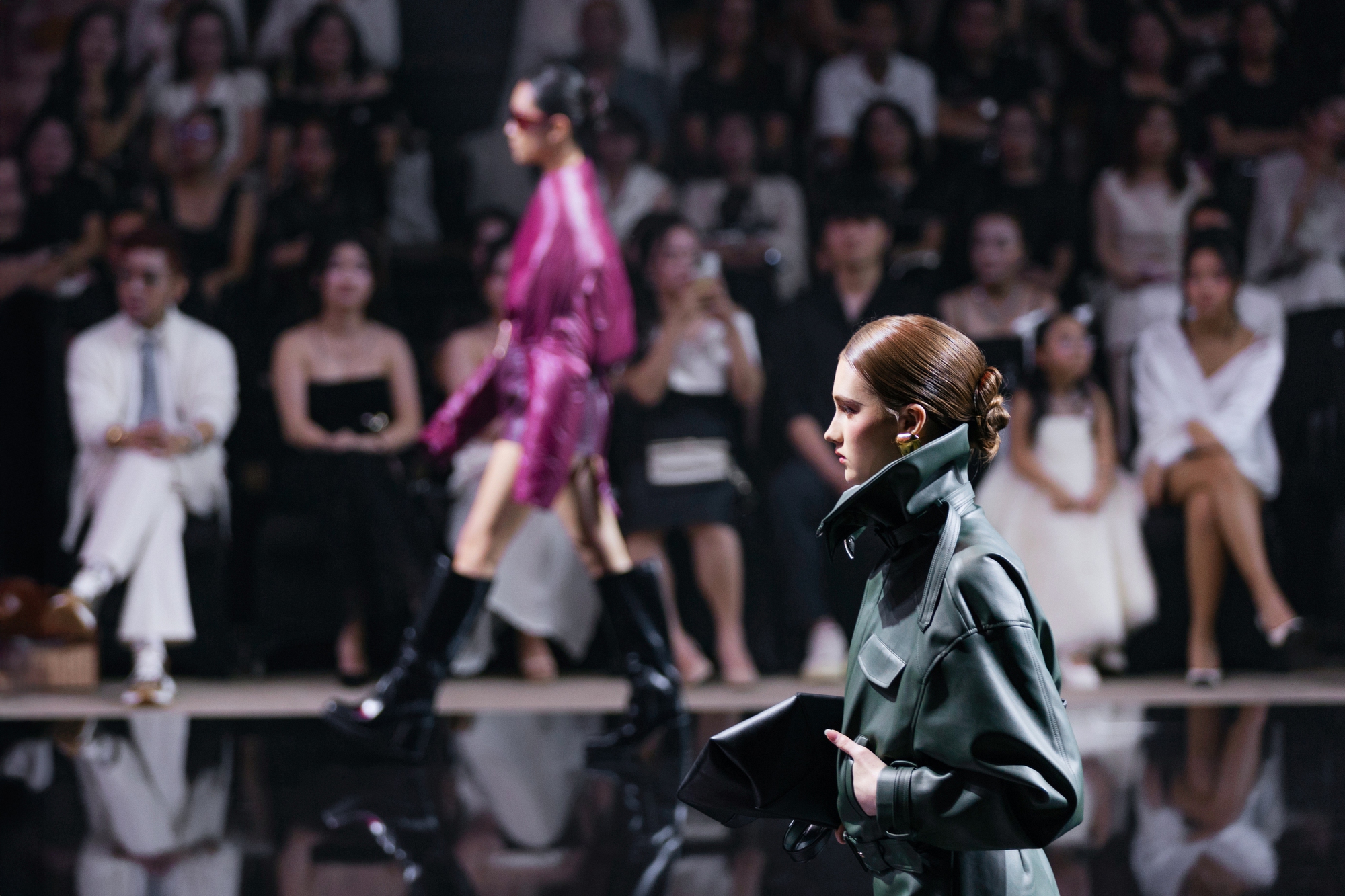Show diễn khởi động mùa Thu/Đông 2025: Lâu lắm rồi mới thấy HH Ngọc Châu trên sàn catwalk, đã vậy còn sexy cỡ này- Ảnh 18.