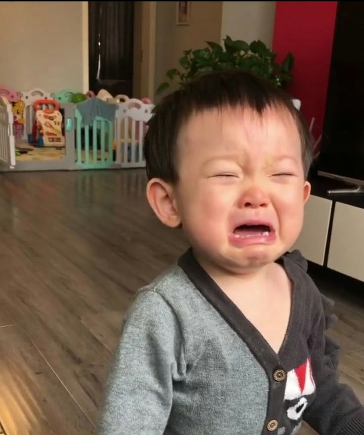 Trẻ ăn vạ là chuyện thường nhưng sẽ khó xử khi ở nơi công cộng, bố mẹ nên làm gì khi con nổi cơn giữa chốn đông người?- Ảnh 1.