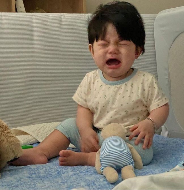 Trẻ ăn vạ là chuyện thường nhưng sẽ khó xử khi ở nơi công cộng, bố mẹ nên làm gì khi con nổi cơn giữa chốn đông người?- Ảnh 3.