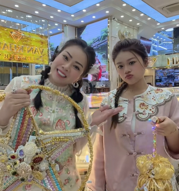Vũ trụ con nhà giàu miền Tây “đem vàng của bố mẹ lên mạng bán” - Ảnh 9.