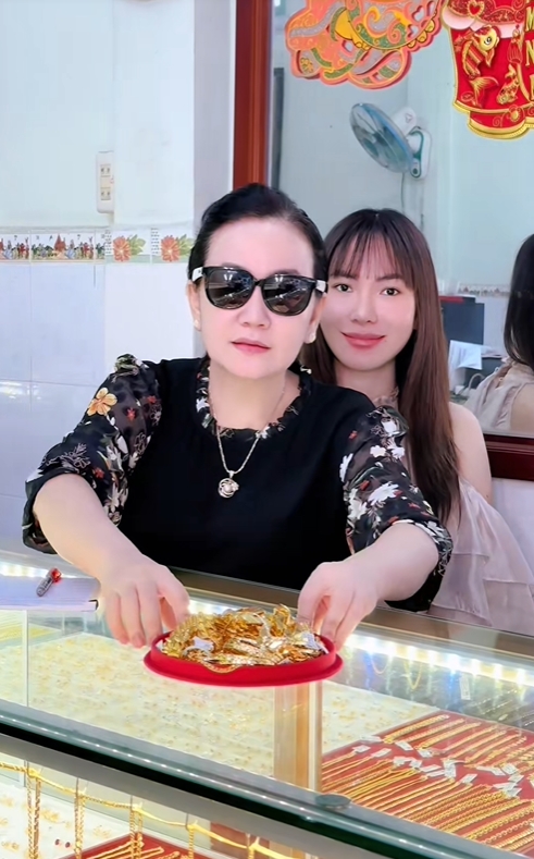 Vũ trụ con nhà giàu miền Tây “đem vàng của bố mẹ lên mạng bán” - Ảnh 11.