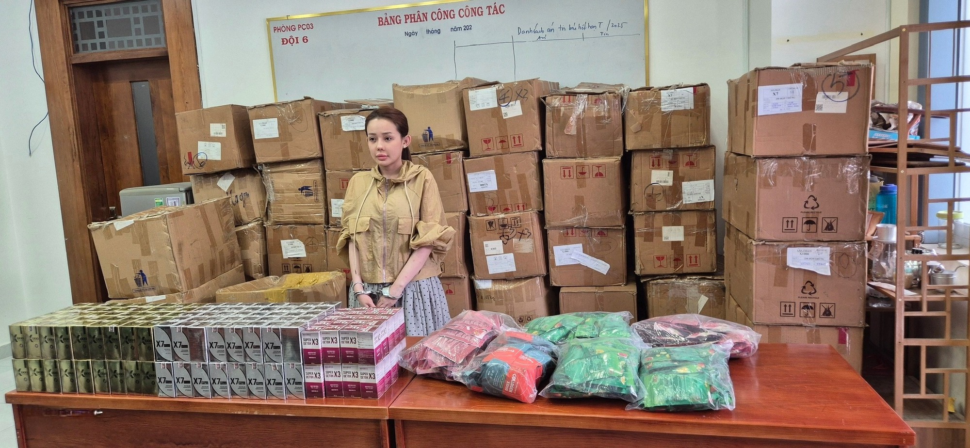 Vụ Ngân 98 bị bắt: &quot;Hàng tặng kèm không bán&quot; và các sản phẩm chứa chất cấm có thể gây ung thư! - Ảnh 1.