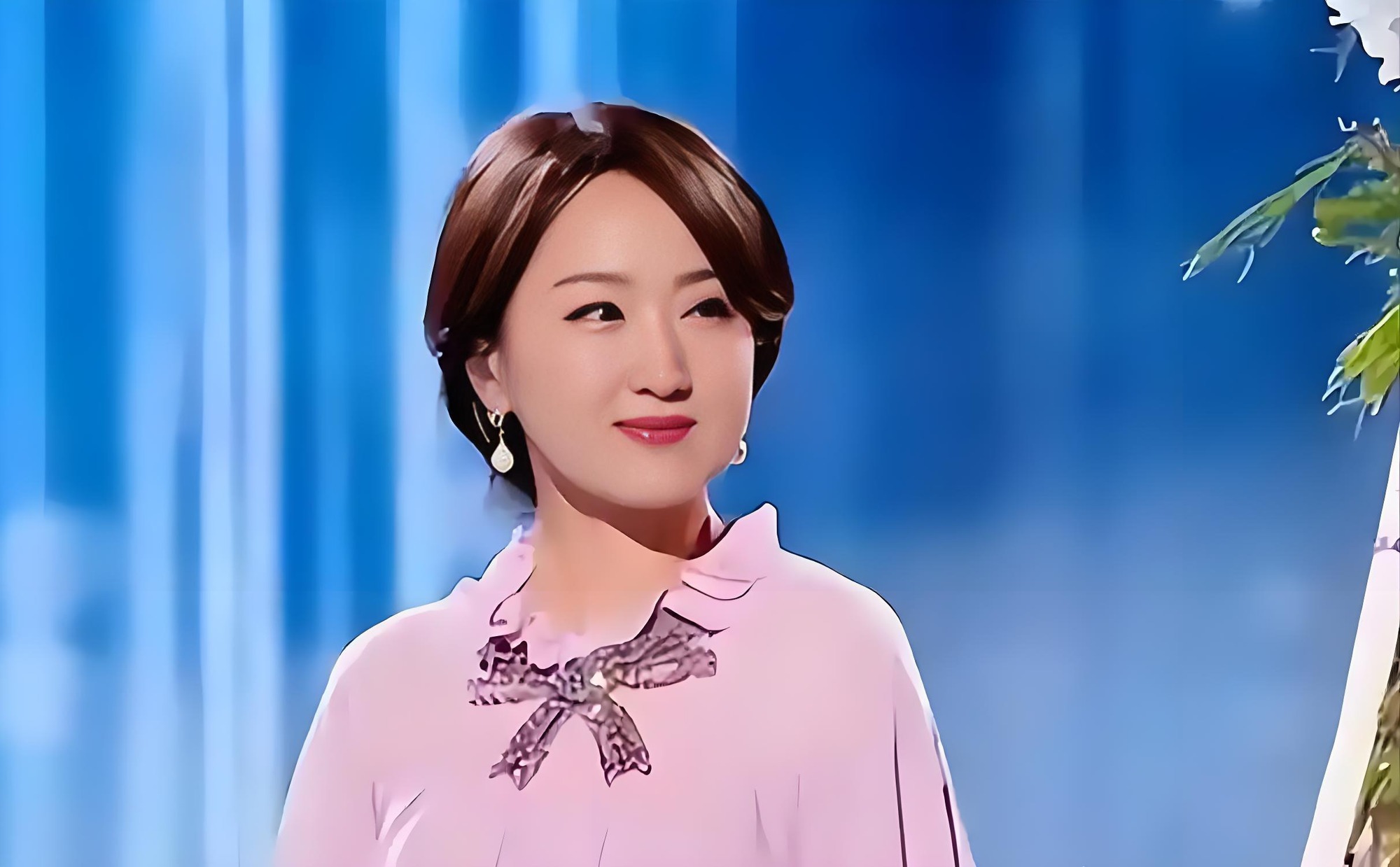 Nhan sắc khiến cả showbiz mê mẩn: Nhìn trạng thái của người đẹp 54 tuổi thế này thì còn ai sợ tuổi trung niên nữa chứ- Ảnh 2. Nhan sắc khiến cả showbiz mê mẩn: Nhìn trạng thái của người đẹp 54 tuổi thế này thì còn ai sợ tuổi trung niên nữa chứ- Ảnh 2.