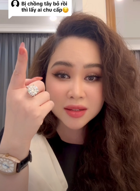 &quot;Nữ diễn viên lùn nhất Việt Nam&quot; bị tố đeo nhẫn kim cương giả - Ảnh 3.