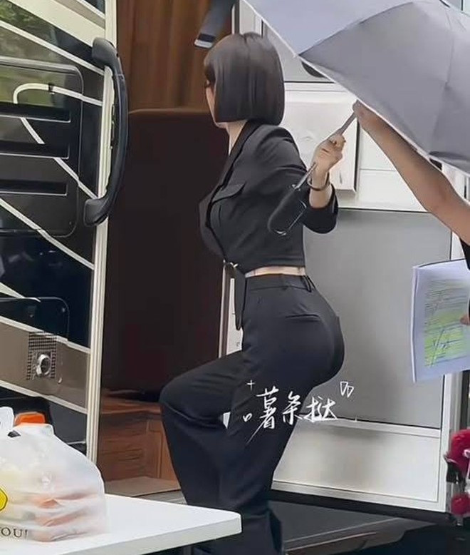 Vòng eo 'mỏng như tờ giấy A4' của Tần Lam - Ảnh 1.
