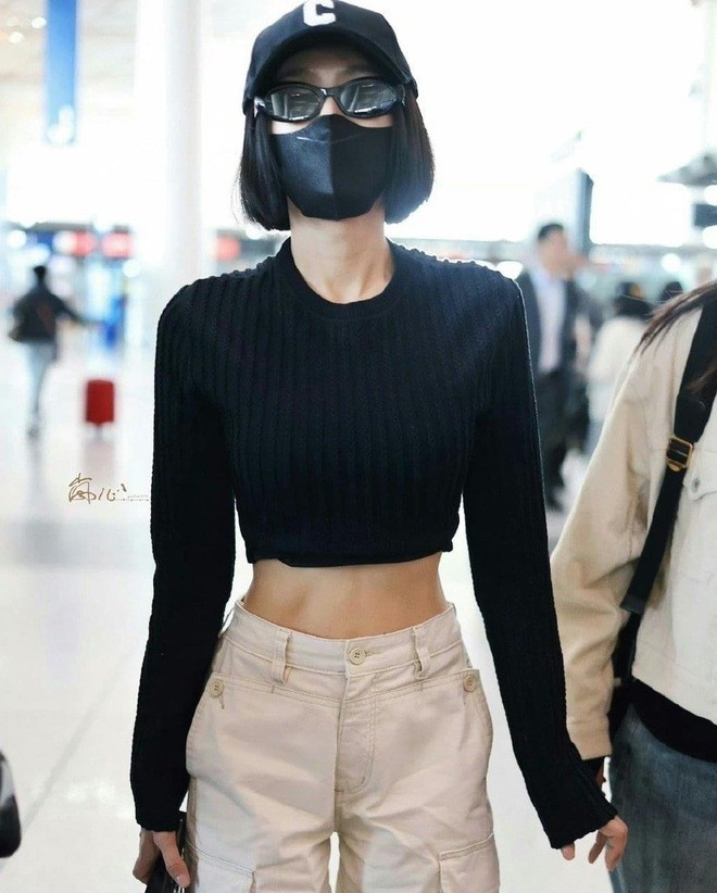 Vòng eo 'mỏng như tờ giấy A4' của Tần Lam - Ảnh 2.